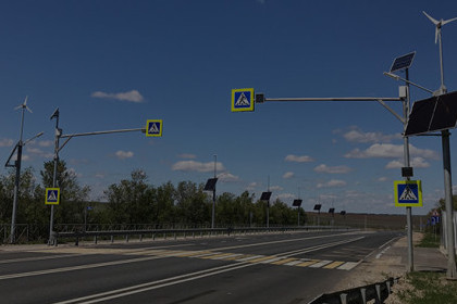Г-образные опоры дорожных знаков с кронштейном для солнечных панелей